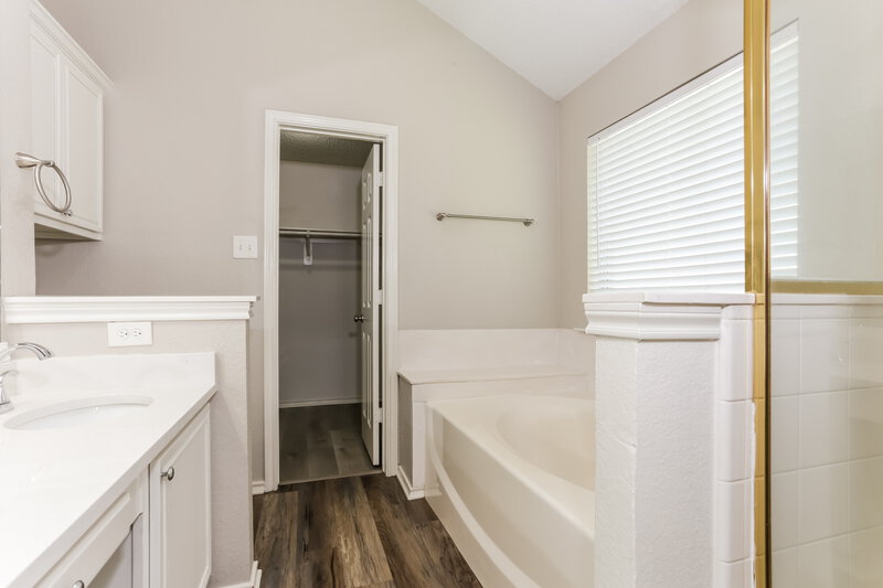 2,615/Mo, 1512 Fern Dr Mansfield, TX 76063 Main Bathroom View 2