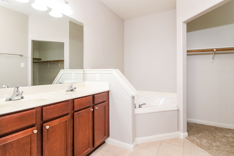 2,740/Mo, 1108 First St Sanger, TX 76266 Main Bathroom View