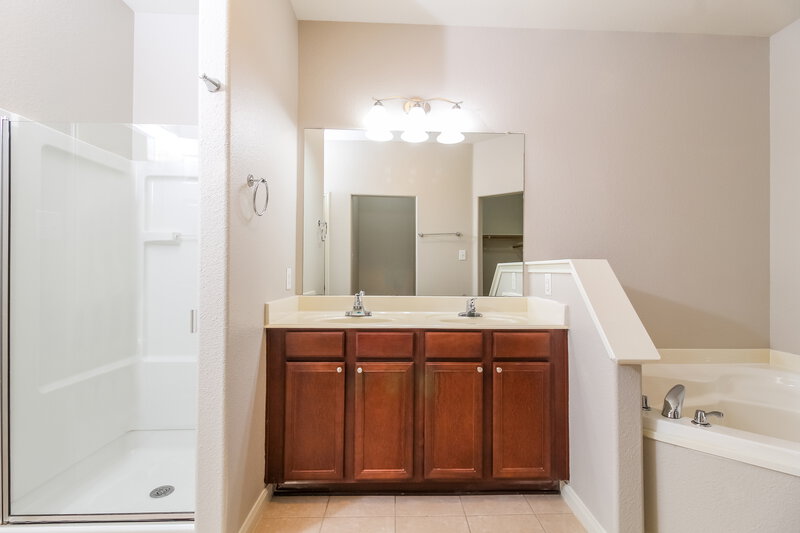 2,740/Mo, 1108 First St Sanger, TX 76266 Main Bathroom View 2