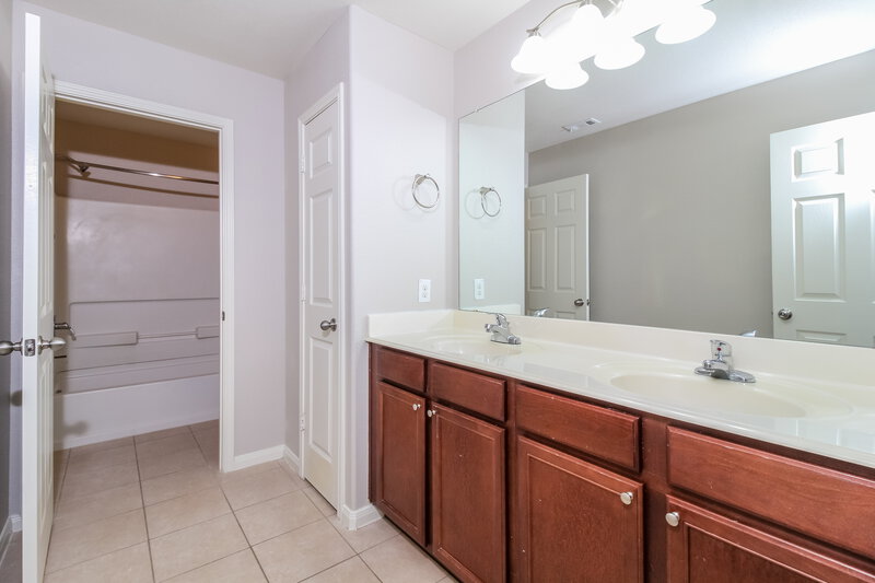 2,740/Mo, 1108 First St Sanger, TX 76266 Bathroom View