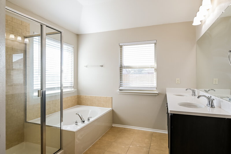 2,305/Mo, 113 Independence Trl Forney, TX 75126 Main Bathroom View