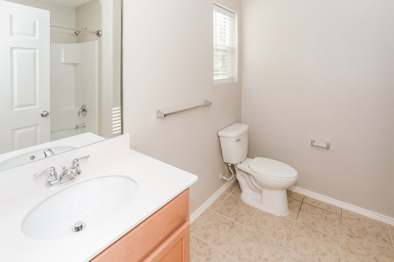 2,125/Mo, 10020 Amosite Dr Fort Worth, TX 76131 Main Bathroom View