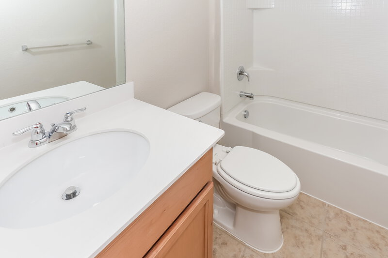 2,125/Mo, 10020 Amosite Dr Fort Worth, TX 76131 Bathroom View