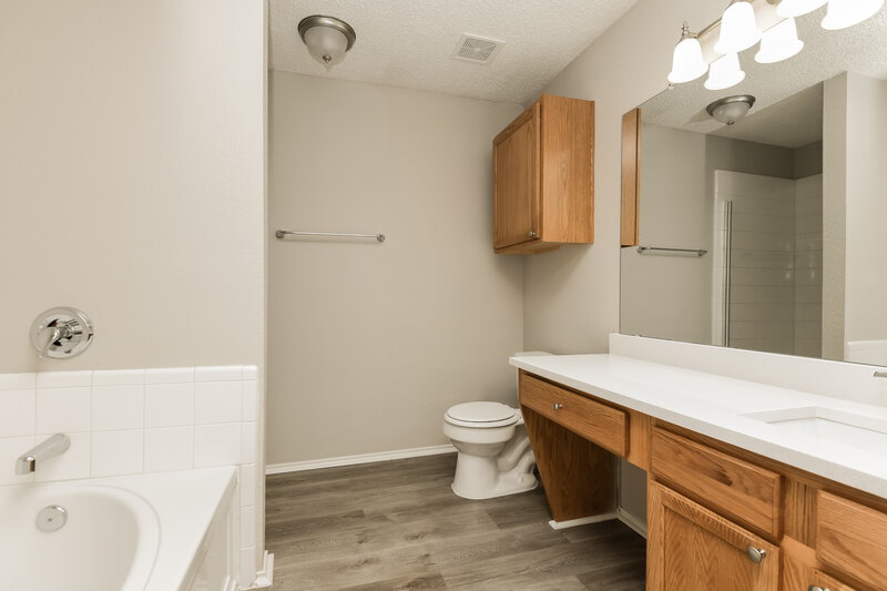 2,305/Mo, 2334 McIntosh Ct Lancaster, TX 75134 Main Bathroom View