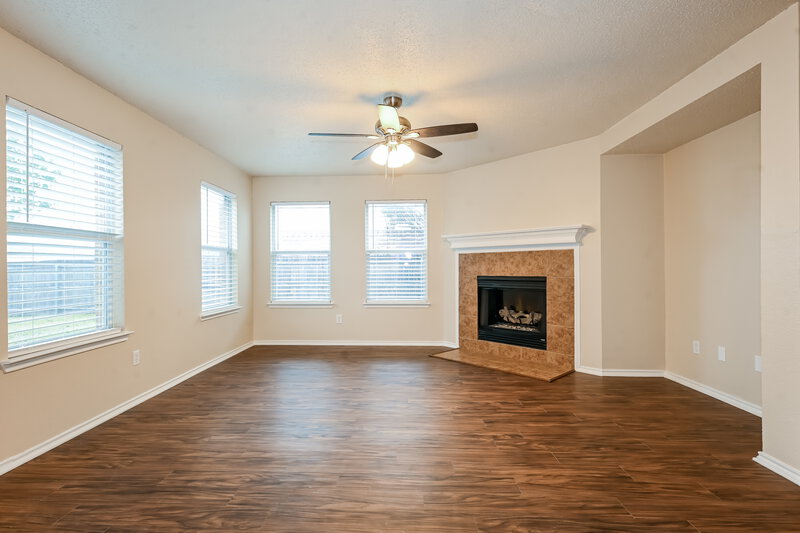 2,820/Mo, 604 Snowy Orchid Ln Desoto, TX 75115 Living Room View 2