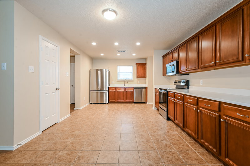 2,820/Mo, 604 Snowy Orchid Ln Desoto, TX 75115 Kitchen View 2