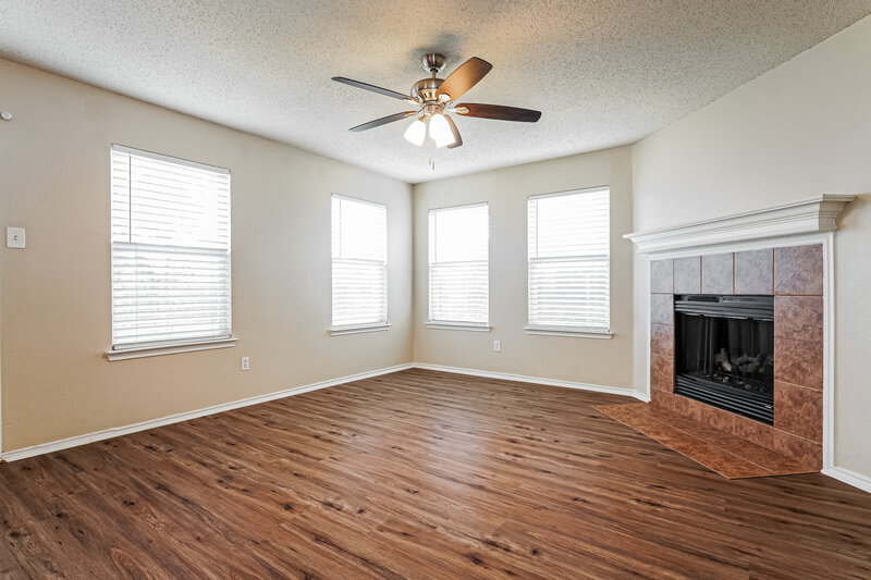 2,675/Mo, 604 Snowy Orchid Ln Desoto, TX 75115 Family Room View 2