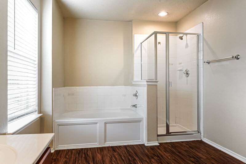 2,675/Mo, 604 Snowy Orchid Ln Desoto, TX 75115 Main Bathroom View