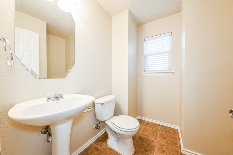 2,820/Mo, 604 Snowy Orchid Ln Desoto, TX 75115 Bathroom View