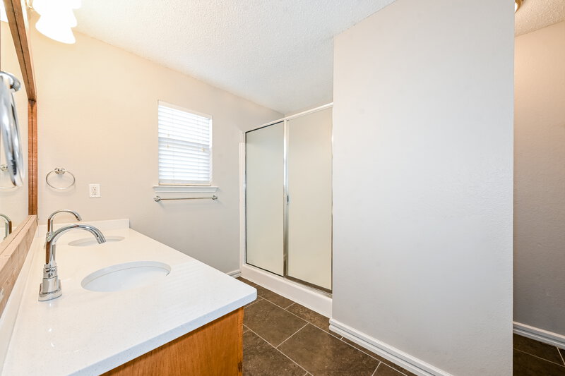 2,310/Mo, 2716 Marsha Ln Royse City, TX 75189 Main Bathroom View