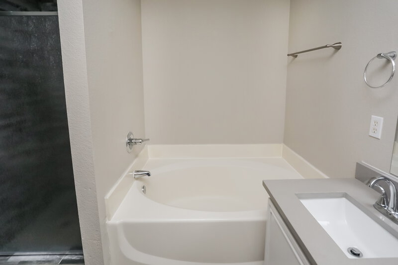 2,595/Mo, 6302 Stoneford Ct Arlington, TX 76001 Main Bathroom View
