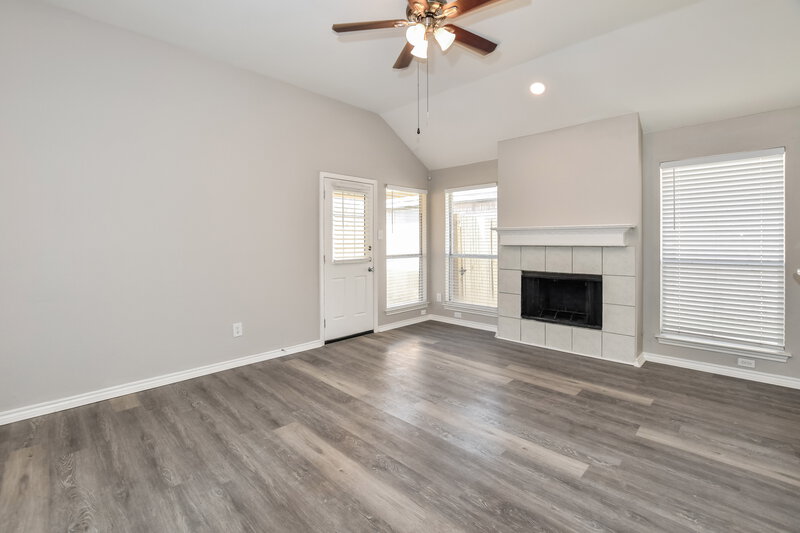 2,210/Mo, 717 Rockett Ln Cedar Hill, TX 75104 Living Room View 2