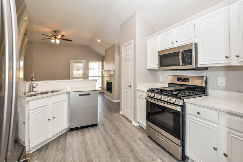 2,210/Mo, 717 Rockett Ln Cedar Hill, TX 75104 Kitchen View 2