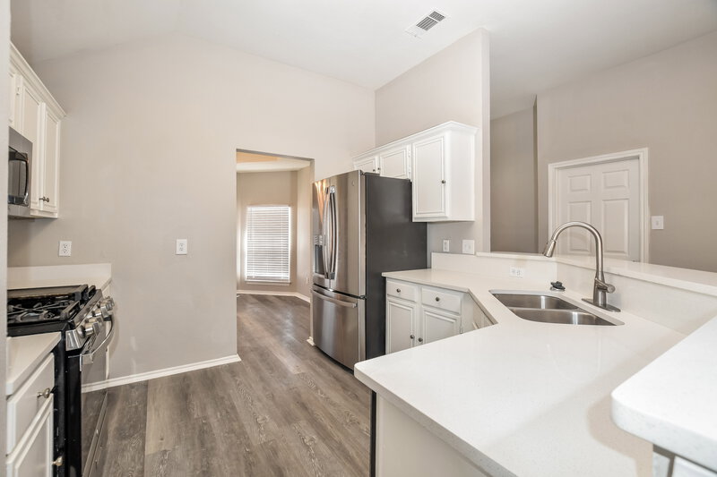 2,210/Mo, 717 Rockett Ln Cedar Hill, TX 75104 Kitchen View 3
