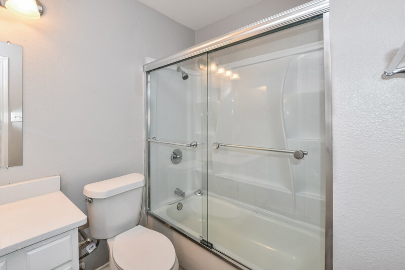 2,210/Mo, 717 Rockett Ln Cedar Hill, TX 75104 Bathroom View
