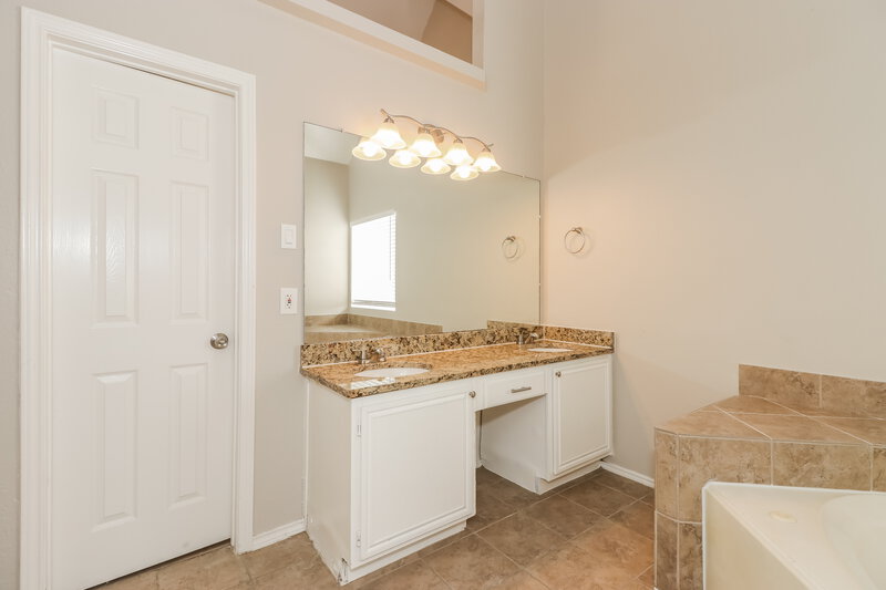 2,005/Mo, 7536 Arbor Hill Dr Fort Worth, TX 76120 Main Bathroom View 2