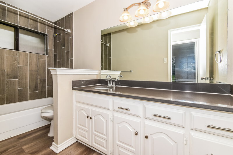 2,005/Mo, 504 N Winding Oaks Dr Wylie, TX 75098 Bathroom View