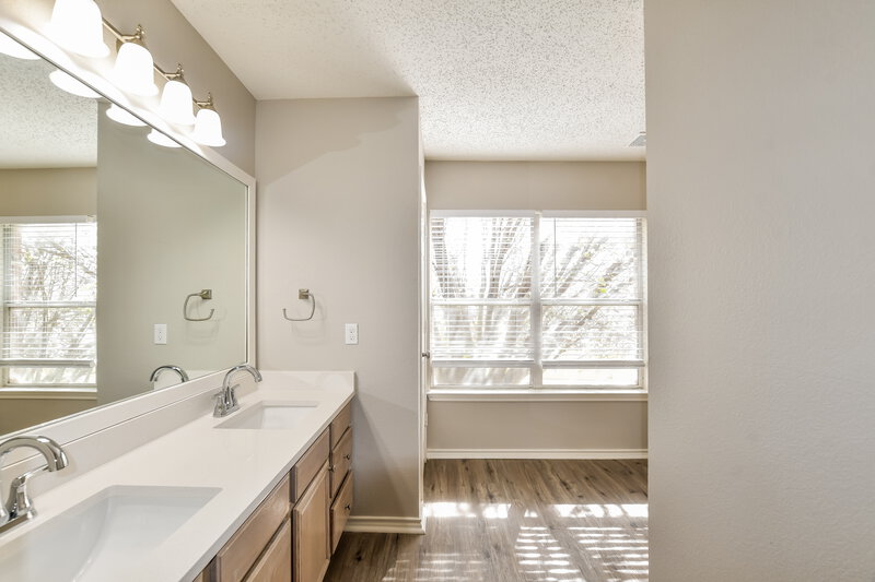 2,700/Mo, 313 Wedgewood Ln Cedar Hill, TX 75104 Main Bathroom View