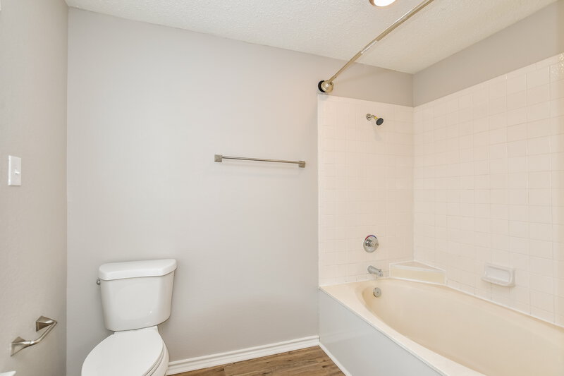 2,700/Mo, 313 Wedgewood Ln Cedar Hill, TX 75104 Main Bathroom View 2