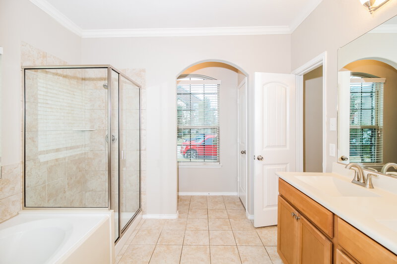 2,525/Mo, 501 Big Horn Rd Aubrey, TX 76227 Main Bathroom View