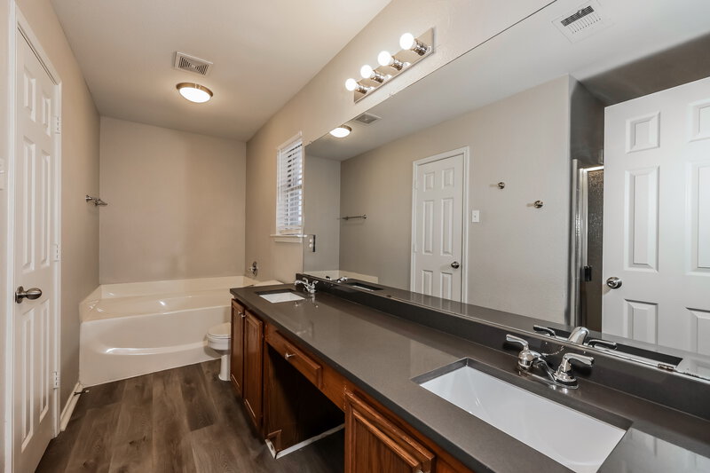 2,240/Mo, 1401 Misty Dr Midlothian, TX 76065 Main Bathroom View