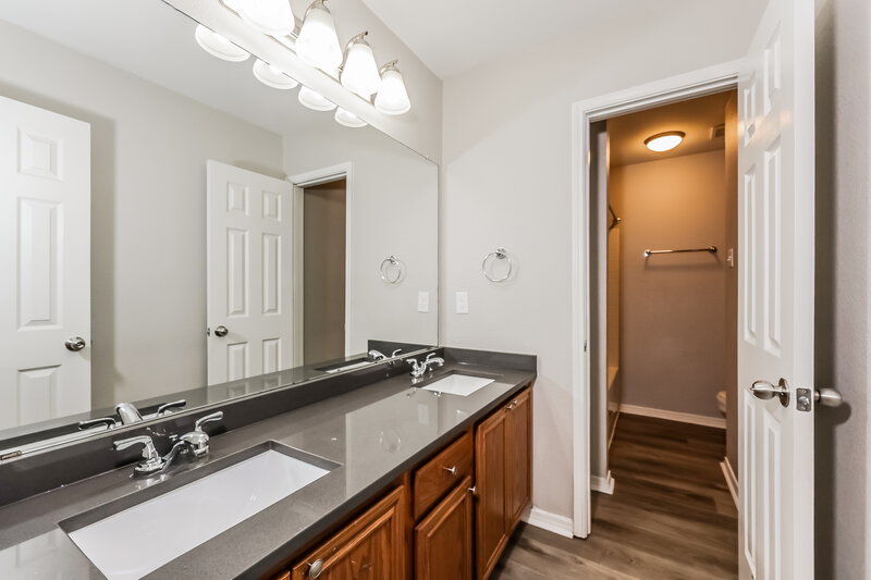 2,240/Mo, 1401 Misty Dr Midlothian, TX 76065 Main Bathroom View 2