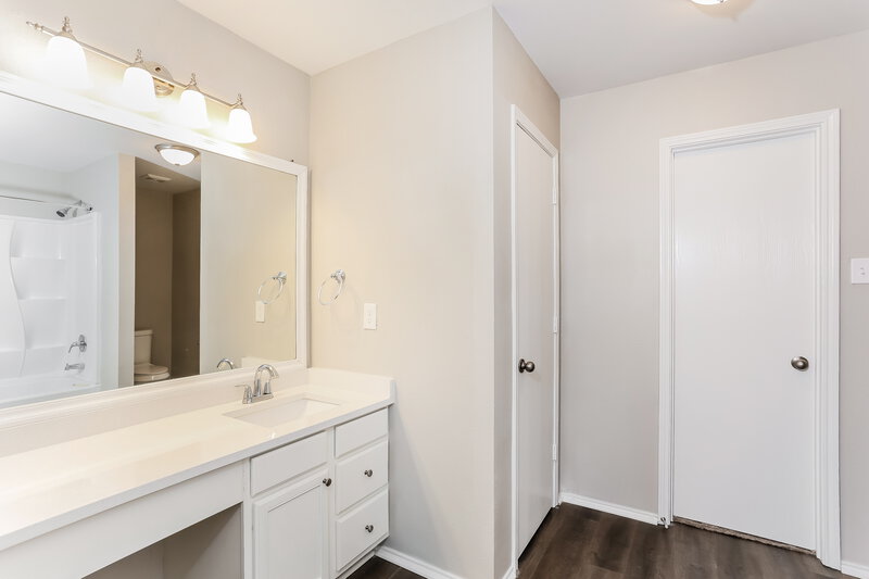 2,125/Mo, 421 Fawn Hill Dr Fort Worth, TX 76134 Main Bathroom View