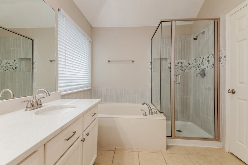 2,410/Mo, 327 Stately Oak Ln Lake Dallas, TX 75065 Main Bathroom View