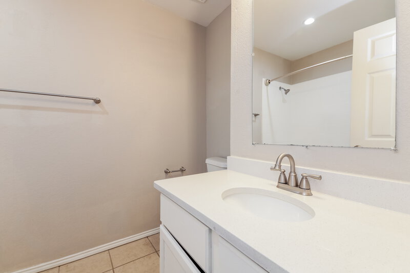 2,410/Mo, 327 Stately Oak Ln Lake Dallas, TX 75065 Bathroom View