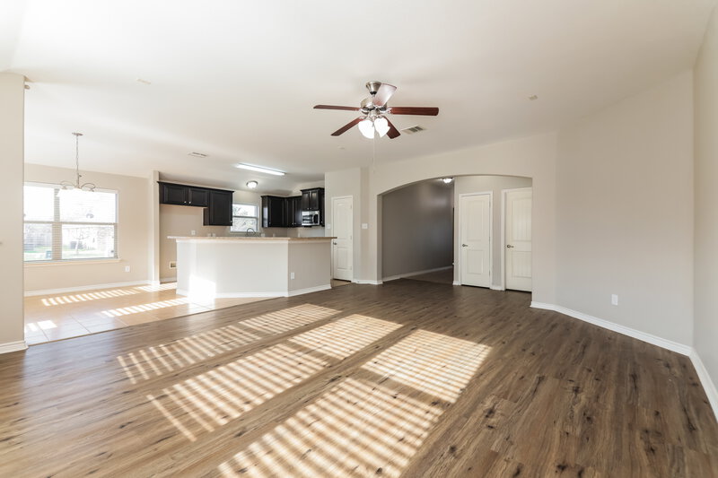 1,995/Mo, 102 Forest Grv S Princeton, TX 75407 Living Room View 2
