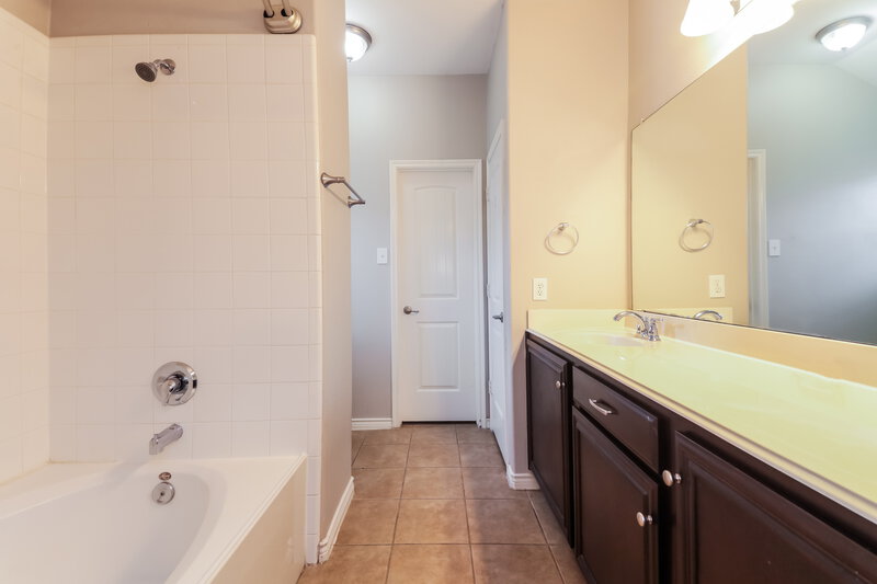 1,995/Mo, 102 Forest Grv S Princeton, TX 75407 Main Bathroom View