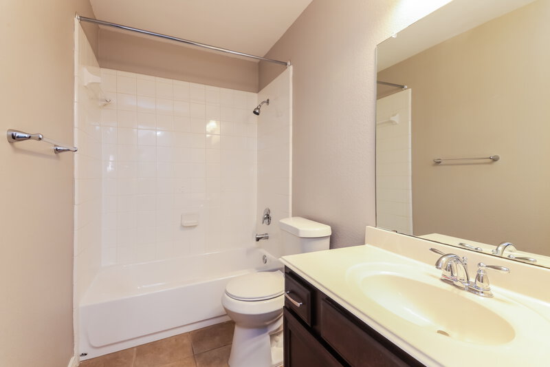 1,995/Mo, 102 Forest Grv S Princeton, TX 75407 Bathroom View