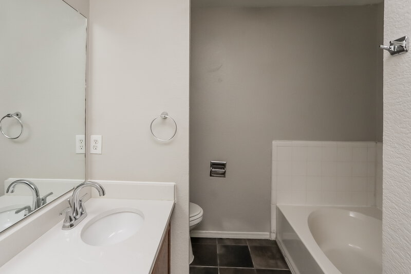 2,355/Mo, 741 Bahama Dr Lancaster, TX 75146 Main Bathroom View