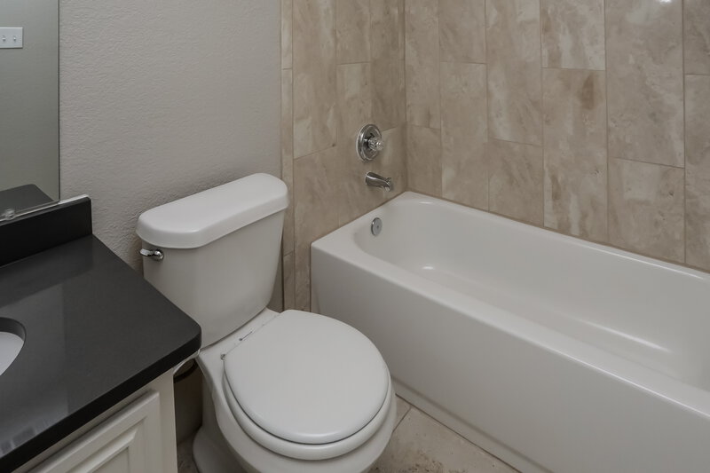 2,355/Mo, 741 Bahama Dr Lancaster, TX 75146 Bathroom View