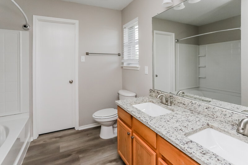 2,390/Mo, 632 Snapdragon Ln Desoto, TX 75115 Main Bathroom View