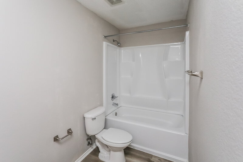 2,390/Mo, 632 Snapdragon Ln Desoto, TX 75115 Bathroom View