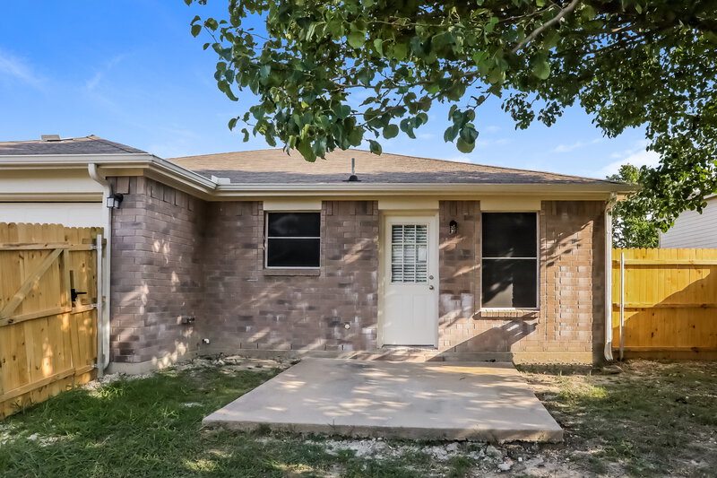 2,390/Mo, 632 Snapdragon Ln Desoto, TX 75115 Rear View