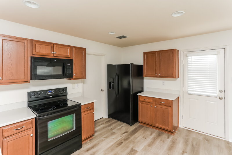 2,180/Mo, 332 Silver Lake Trl Fort Worth, TX 76140 Kitchen View 2
