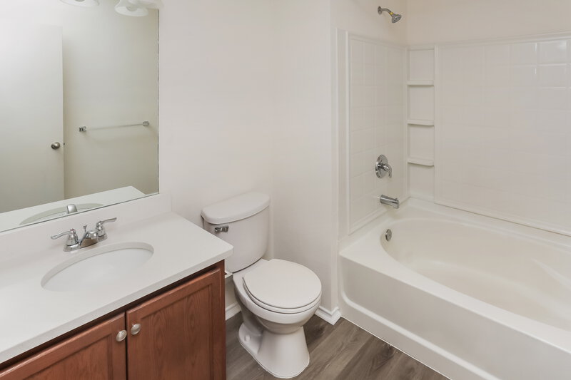 2,180/Mo, 332 Silver Lake Trl Fort Worth, TX 76140 Main Bathroom View