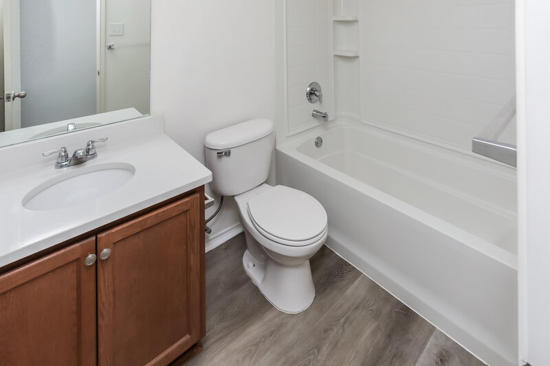 2,180/Mo, 332 Silver Lake Trl Fort Worth, TX 76140 Bathroom View