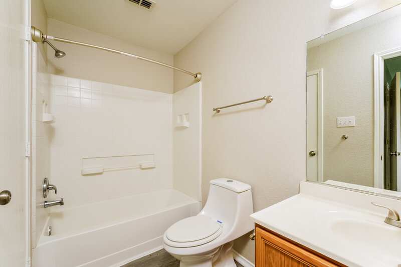1,905/Mo, 306 Olivia Ln Anna, TX 75409 Main Bathroom View
