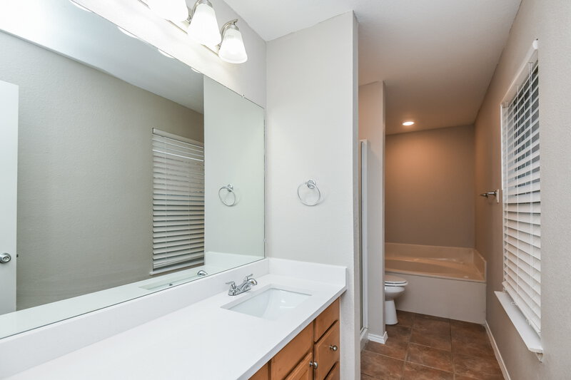 2,395/Mo, 4829 Trail Hollow Dr Fort Worth, TX 76244 Main Bathroom View
