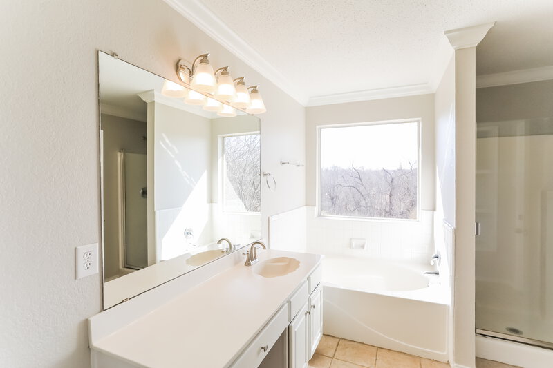 2,250/Mo, 5441 Kingsknowe Pkwy Fort Worth, TX 76135 Main Bathroom View