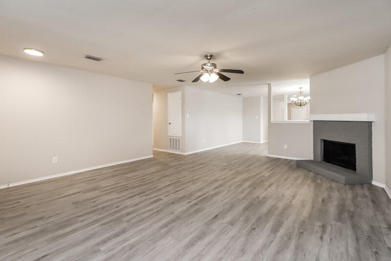 2,250/Mo, 841 Crystal Dr Burleson, TX 76028 Living Room View 2