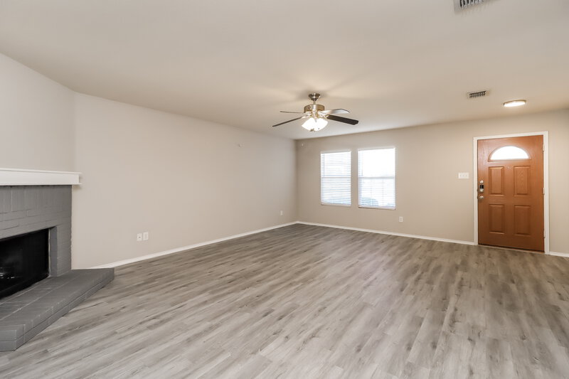 2,250/Mo, 841 Crystal Dr Burleson, TX 76028 Living Room View 3
