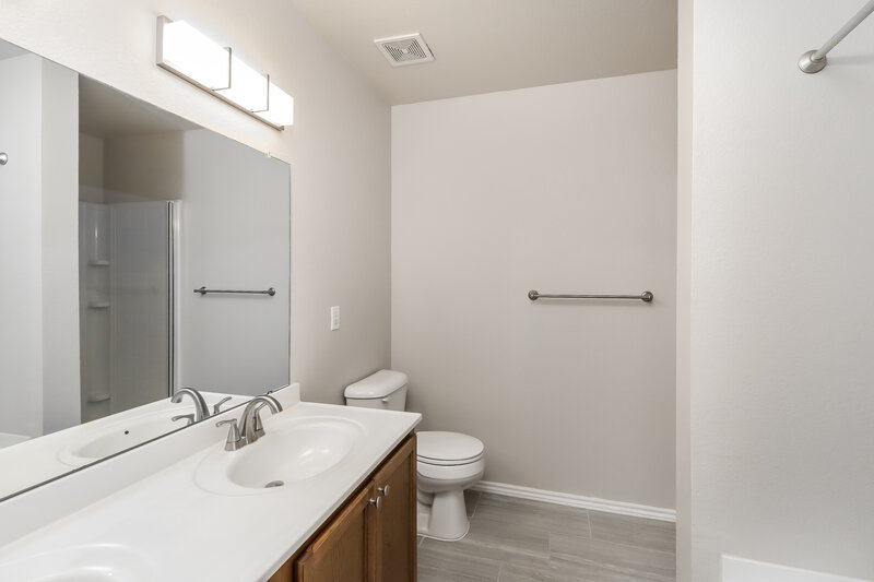 2,250/Mo, 841 Crystal Dr Burleson, TX 76028 Main Bathroom View