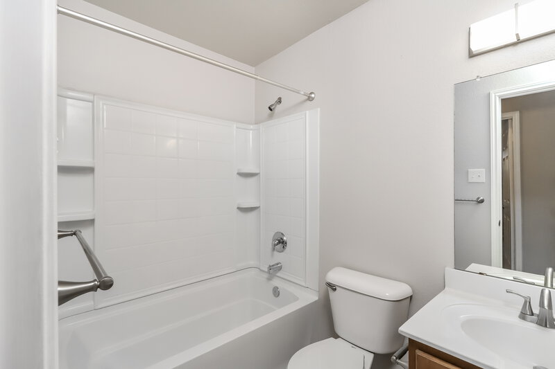 2,250/Mo, 841 Crystal Dr Burleson, TX 76028 Bathroom View