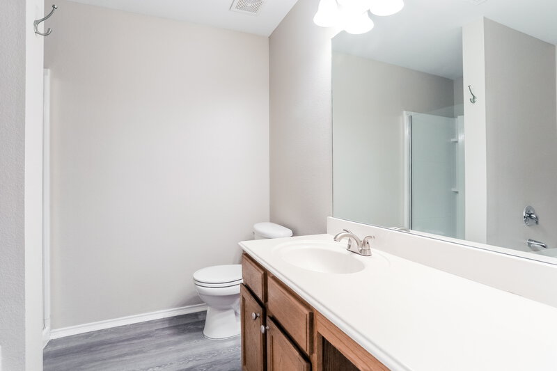 2,120/Mo, 516 Silver Leaf Dr Fate, TX 75087 Main Bathroom View