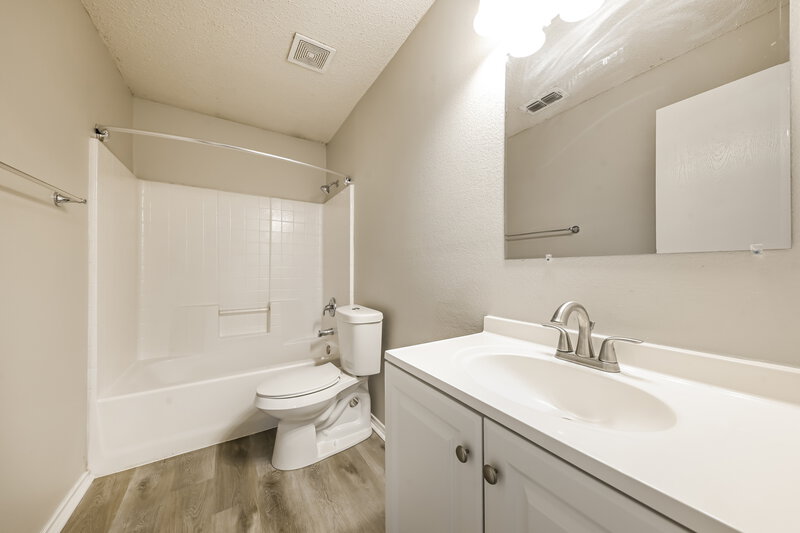 2,800/Mo, 1011 Bannack Dr Arlington, TX 76001 Bathroom View