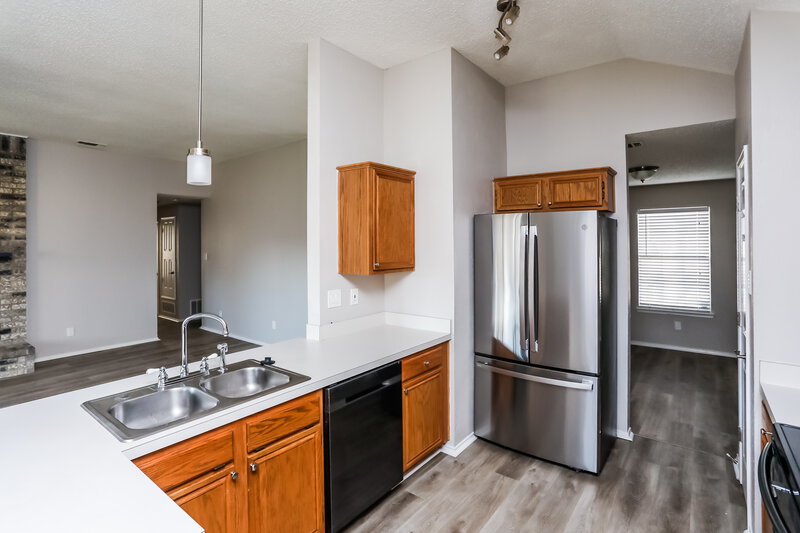 2,410/Mo, 5122 Eastcreek Dr Arlington, TX 76018 Kitchen View 2